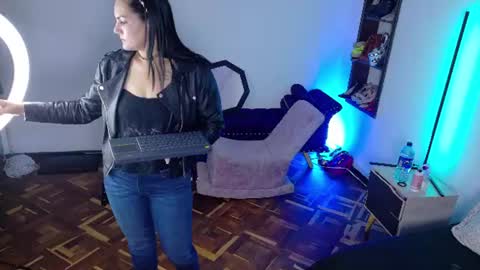 Snapshot of scarlet_hiit chatting on July 3, 4:19 am scarlet_hiit online show from July 3, 4:19 am