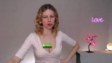 Snapshot of scarlet_sweety chatting on April 3, 6:28 pm scarlet_sweety online show from April 3, 6:28 pm