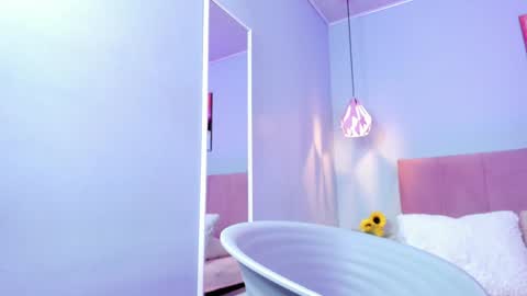 Scarlet  online show from February 1, 7:05 am