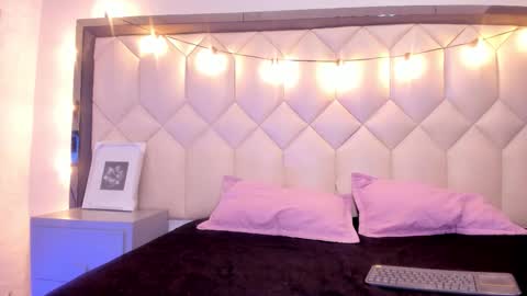 Snapshot of scarlethbigbug chatting on February 11, 11:37 am scarlethbigbug online show from February 11, 11:37 am