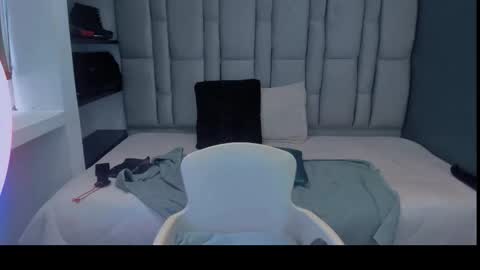 S C A R L E T online show from February 6, 7:39 pm