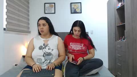 Snapshot of scarlett_evance chatting on April 23, 11:20 am Scarlett and Jazmin online show from April 23, 11:20 am
