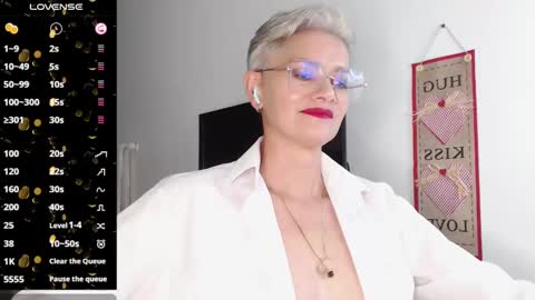 Snapshot of scarlett_paris chatting on February 11, 2:57 am Scarlett online show from February 11, 2:57 am