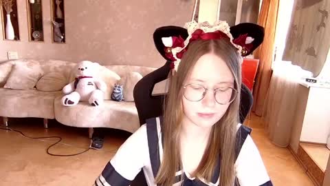 scarletta_ online show from March 28, 9:31 am