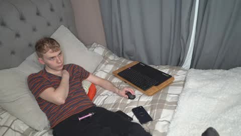 Snapshot of scottish_twink01 chatting on March 29, 11:38 pm danny online show from March 29, 11:38 pm