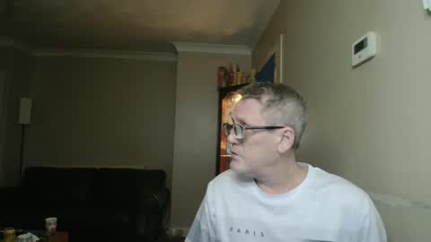 Snapshot of scottsman214 chatting on February 27, 11:27 pm James online show from February 27, 11:27 pm