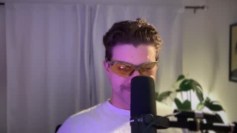 Snapshot of scottybeam chatting on December 3, 9:33 am Scotty online show from December 3, 9:33 am