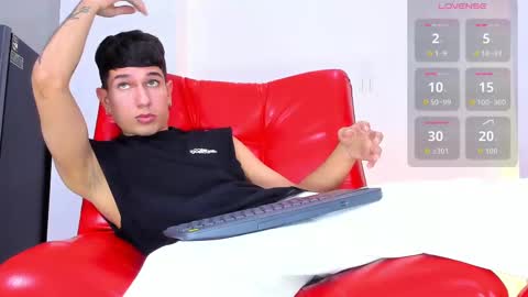 sebas_hall_ online show from November 4, 11:37 pm