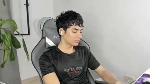 Snapshot of sebas_rosse chatting on January 19, 3:05 pm sebastian online show from January 19, 3:05 pm