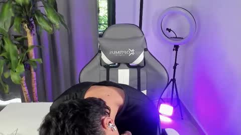 Snapshot of sebas_rosse chatting on February 4, 3:51 pm sebastian online show from February 4, 3:51 pm