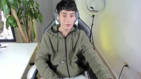 Snapshot of sebas_rosse chatting on February 23, 3:53 pm sebastian online show from February 23, 3:53 pm