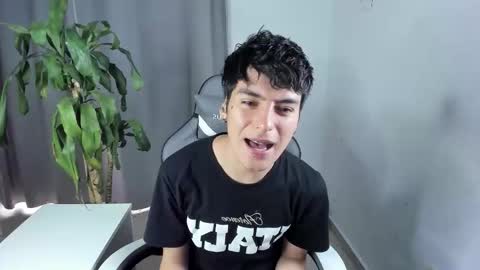 Snapshot of sebas_rosse chatting on March 18, 4:43 pm sebastian online show from March 18, 4:43 pm