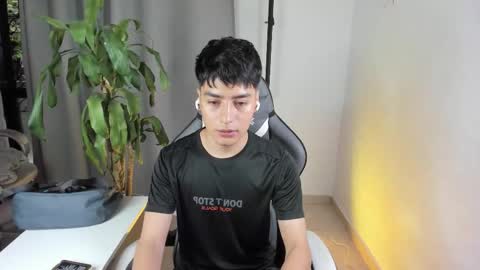 Snapshot of sebas_rosse chatting on March 23, 1:04 pm sebastian online show from March 23, 1:04 pm