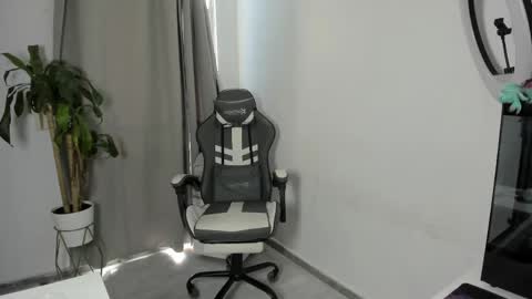 Snapshot of sebas_rosse chatting on April 10, 3:50 pm sebastian online show from April 10, 3:50 pm