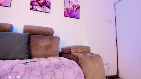     .  INDEPENDENT MODEL online show from February 6, 1:14 pm