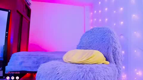     .  INDEPENDENT MODEL online show from July 5, 3:08 pm