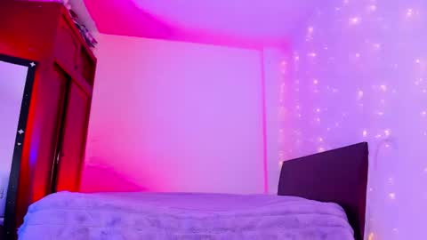     .  INDEPENDENT MODEL online show from July 9, 12:09 pm