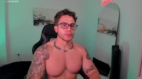 Snapshot of sebastianortizm chatting on February 20, 12:30 am Lucian Sinclair online show from February 20, 12:30 am