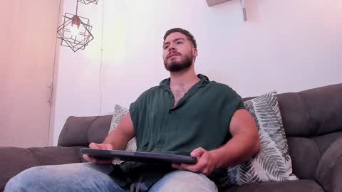 Snapshot of sebastianvilla__ chatting on December 28, 11:59 pm Instagram jeanpaulfit online show from December 28, 11:59 pm