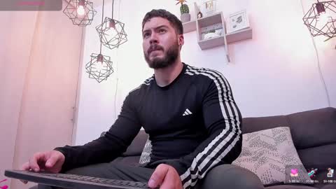 Snapshot of sebastianvilla__ chatting on January 7, 11:24 pm Instagram jeanpaulfit online show from January 7, 11:24 pm