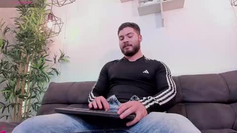 Snapshot of sebastianvilla__ chatting on March 5, 10:43 pm Instagram jeanpaulfit online show from March 5, 10:43 pm