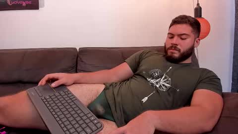 Snapshot of sebastianvilla__ chatting on October 27, 10:14 pm Instagram jeanpaulfit online show from October 27, 10:14 pm