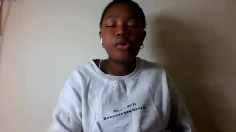 Snapshot of secil3274 chatting on July 17, 8:32 am secil3274 online show from July 17, 8:32 am