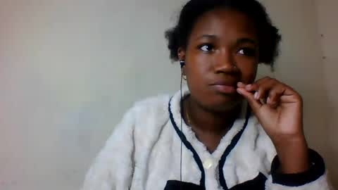 Snapshot of secil3274 chatting on July 20, 12:29 pm secil3274 online show from July 20, 12:29 pm