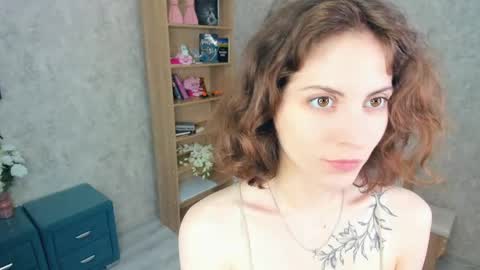 Snapshot of secret_des1res chatting on June 1, 5:53 am Mia online show from June 1, 5:53 am