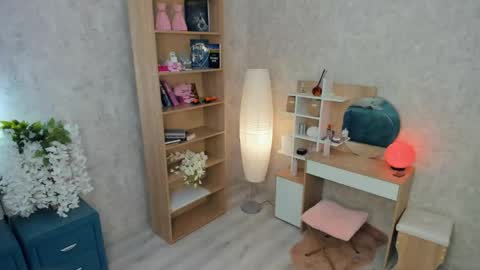 Snapshot of secret_des1res chatting on June 4, 5:02 am Mia online show from June 4, 5:02 am