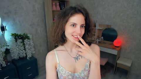 Snapshot of secret_des1res chatting on June 5, 6:52 am Mia online show from June 5, 6:52 am