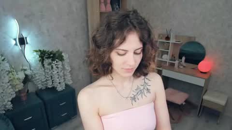 Snapshot of secret_des1res chatting on June 10, 5:28 am Mia online show from June 10, 5:28 am