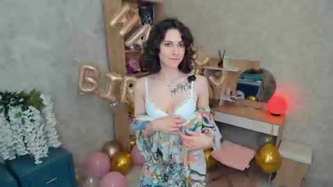 Snapshot of secret_des1res chatting on June 12, 5:28 am Mia online show from June 12, 5:28 am
