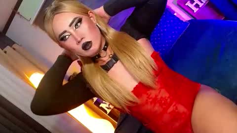 Snapshot of seductive_scarllete chatting on April 14, 5:41 pm SCARLETTE online show from April 14, 5:41 pm