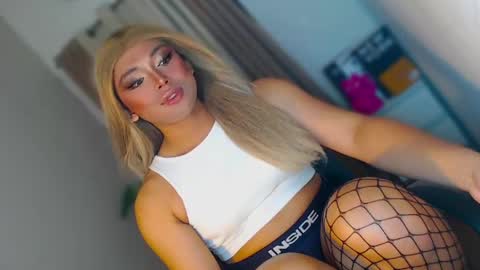 Deluxe online show from May 3, 7:42 pm