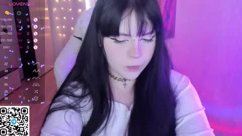 Snapshot of selena___cute chatting on March 4, 11:05 am Selena online show from March 4, 11:05 am