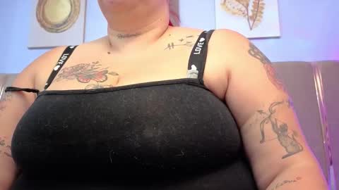 Snapshot of selena_castillo chatting on October 9, 11:19 am Selena online show from October 9, 11:19 am