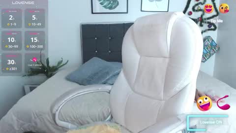 Snapshot of selena_hotmilf chatting on December 5, 6:33 pm Selena online show from December 5, 6:33 pm
