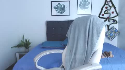Snapshot of selena_hotmilf chatting on December 9, 3:33 pm Selena online show from December 9, 3:33 pm