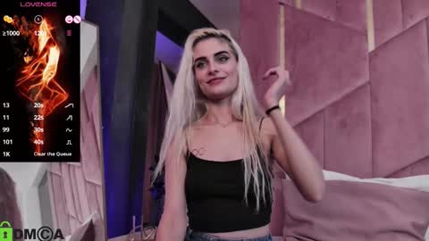 Snapshot of selenadaze chatting on December 5, 6:11 am Selena online show from December 5, 6:11 am