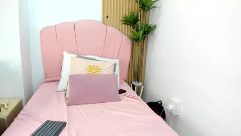 Snapshot of selenamiel chatting on March 12, 4:07 am Selena online show from March 12, 4:07 am