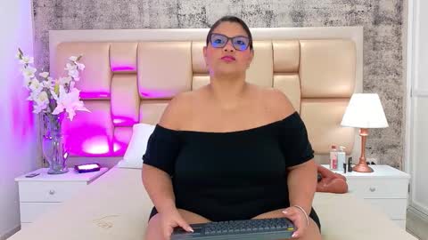 Snapshot of selennacooper chatting on December 1, 11:48 am Selenna Cooper online show from December 1, 11:48 am