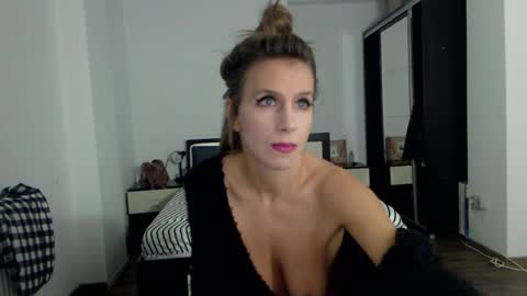 Snapshot of sellena_angels chatting on January 27, 1:52 pm sellena_angels online show from January 27, 1:52 pm