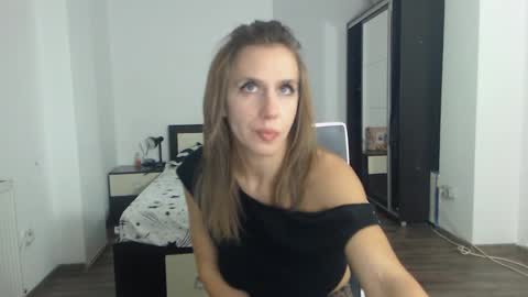 Snapshot of sellena_angels chatting on February 4, 5:01 pm sellena_angels online show from February 4, 5:01 pm