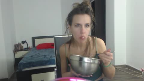 Snapshot of sellena_angels chatting on February 17, 4:37 pm sellena_angels online show from February 17, 4:37 pm