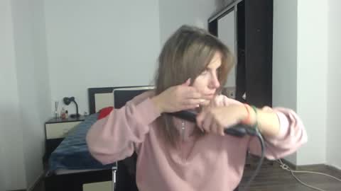 Snapshot of sellena_angels chatting on February 19, 4:11 pm sellena_angels online show from February 19, 4:11 pm