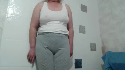 Snapshot of seniorita333 chatting on March 20, 6:51 am Lenna online show from March 20, 6:51 am