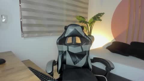 seraphine_lark online show from February 2, 7:01 pm