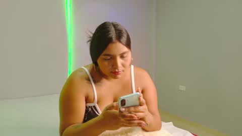 Snapshot of serena_glow chatting on June 15, 4:36 am serena_glow online show from June 15, 4:36 am
