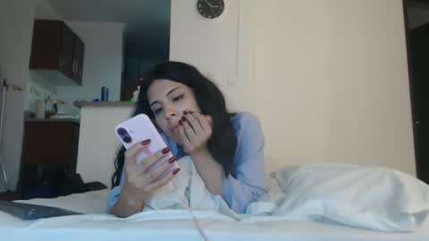 sararoussee online show from December 17, 1:33 am